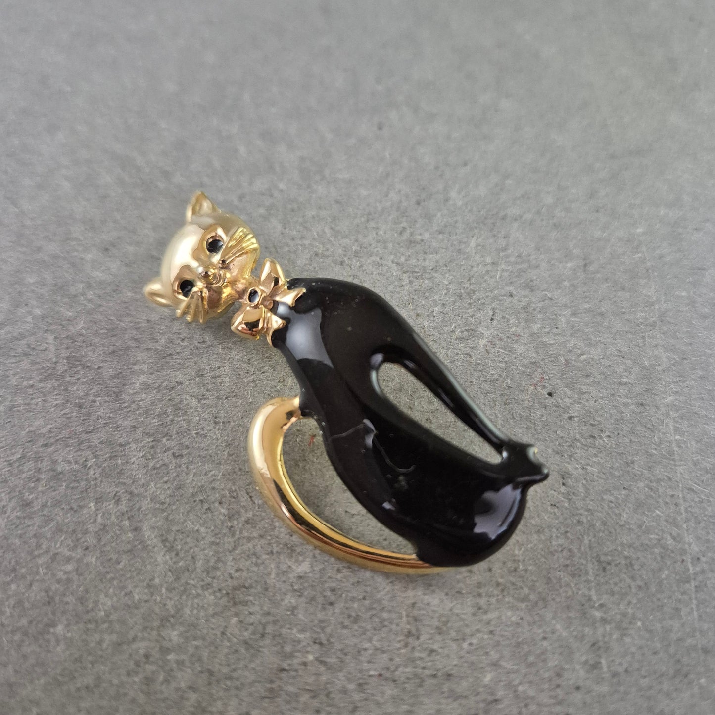 Verspielte Katzen-Brosche mit schwarzer Emaille – Stilvoll & charmant