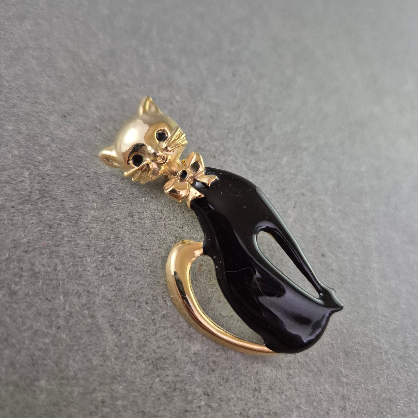 Verspielte Katzen-Brosche mit schwarzer Emaille – Stilvoll & charmant