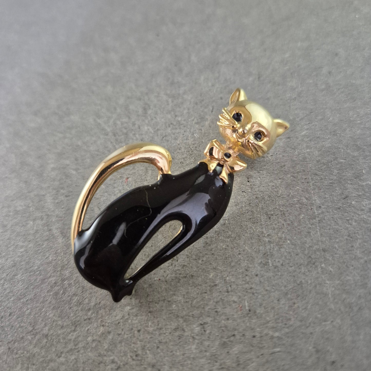 Verspielte Katzen-Brosche mit schwarzer Emaille – Stilvoll & charmant