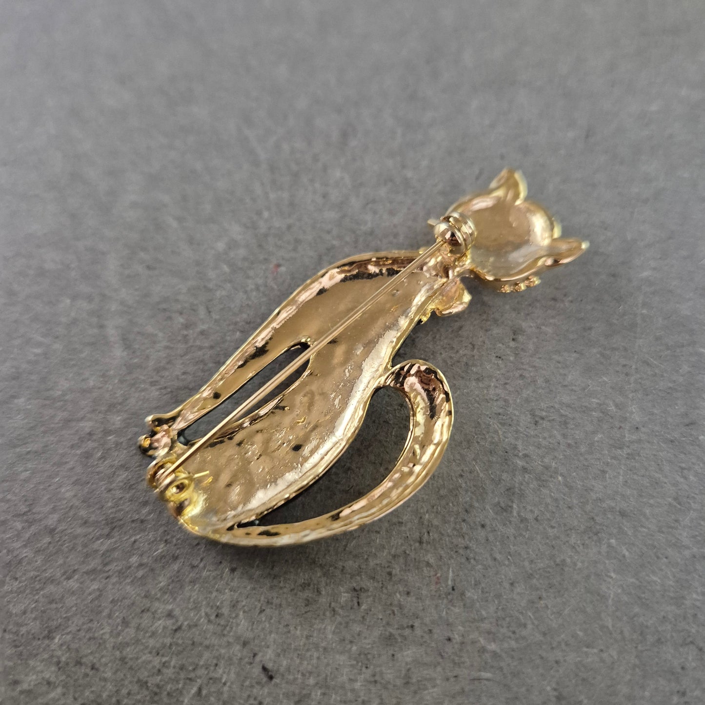 Verspielte Katzen-Brosche mit schwarzer Emaille – Stilvoll & charmant