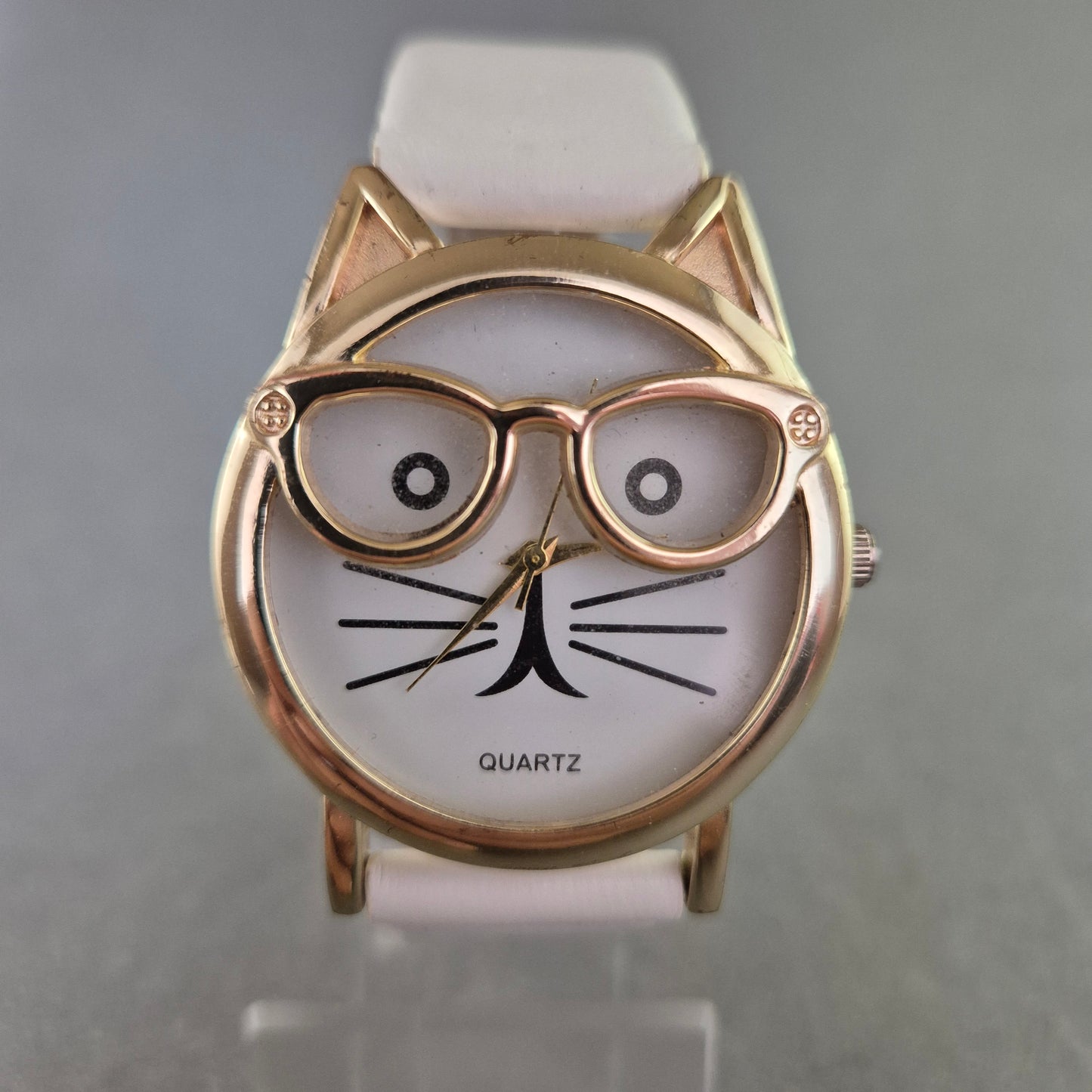 Lustige Damenarmband Uhr mit Katzenmotiv – Weißes Band & Brillen-Design