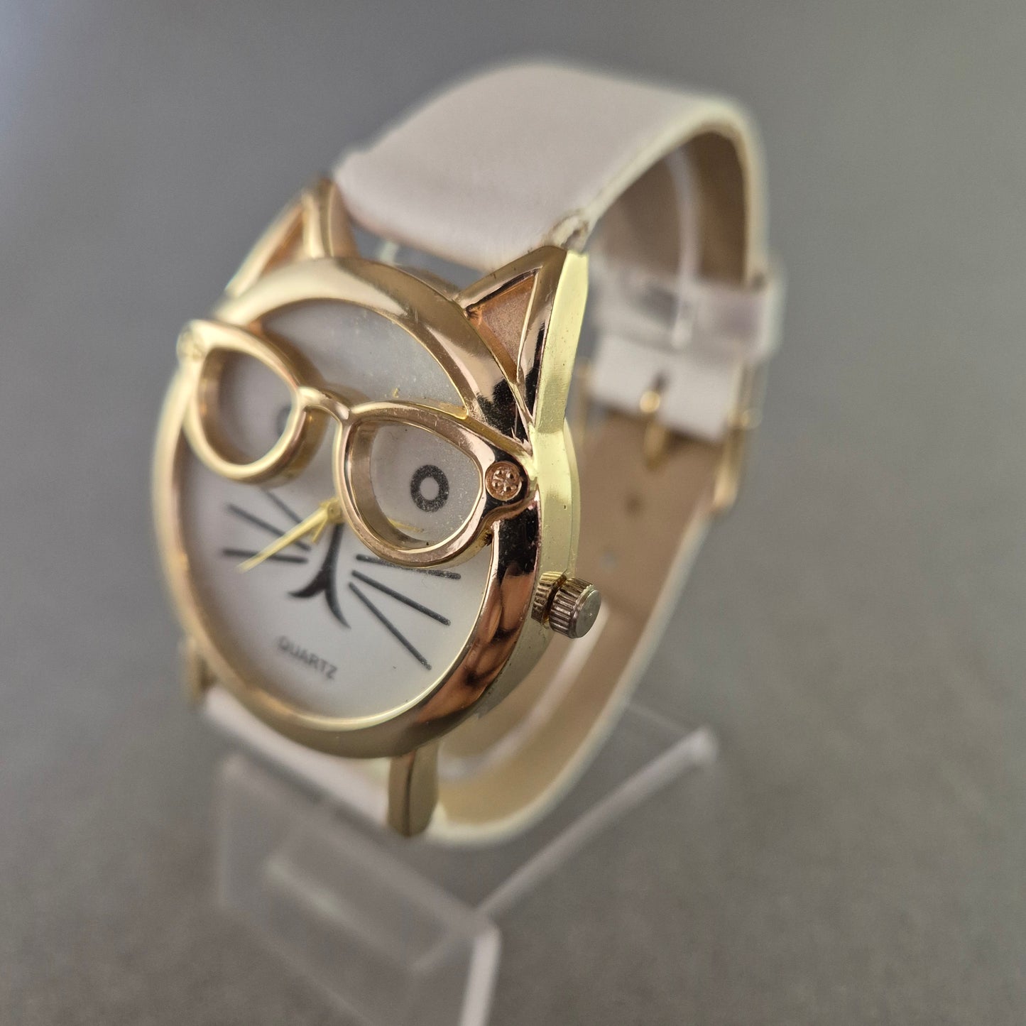 Lustige Damenarmband Uhr mit Katzenmotiv – Weißes Band & Brillen-Design