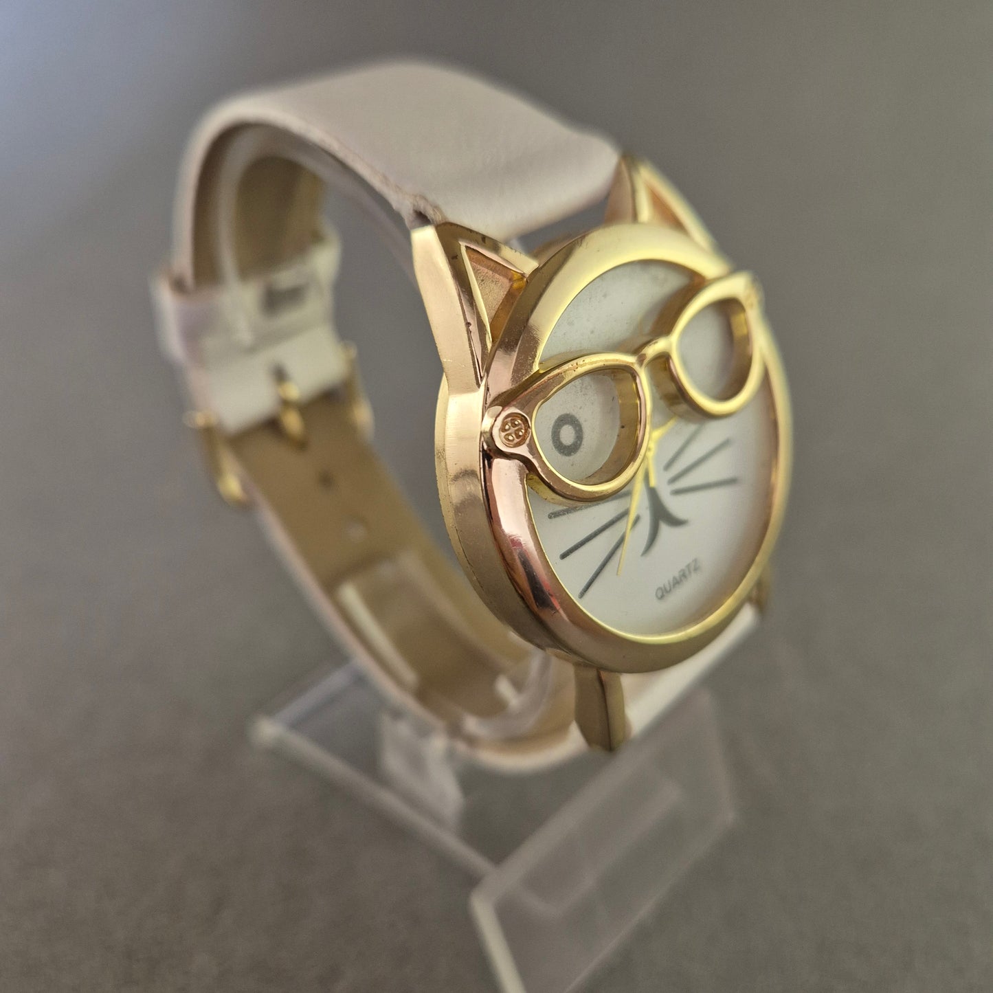 Lustige Damenarmband Uhr mit Katzenmotiv – Weißes Band & Brillen-Design