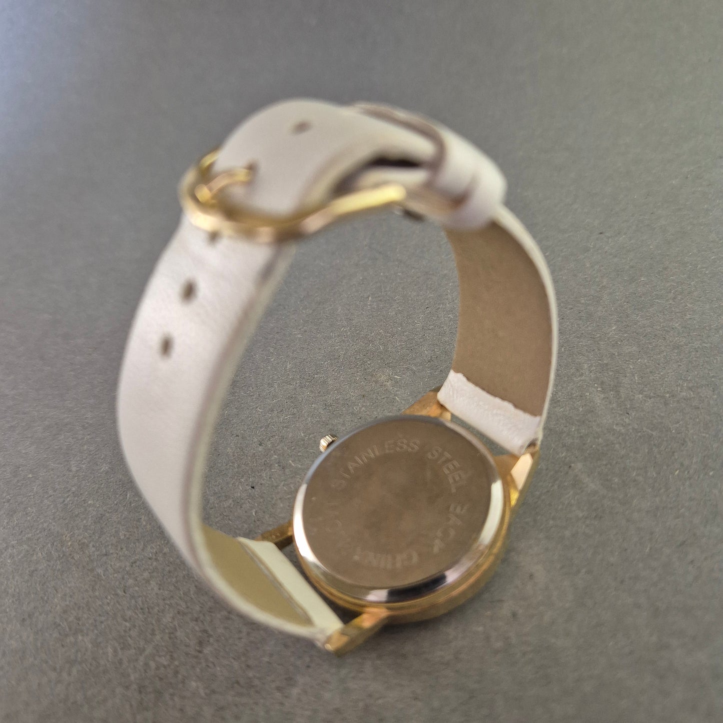 Lustige Damenarmband Uhr mit Katzenmotiv – Weißes Band & Brillen-Design