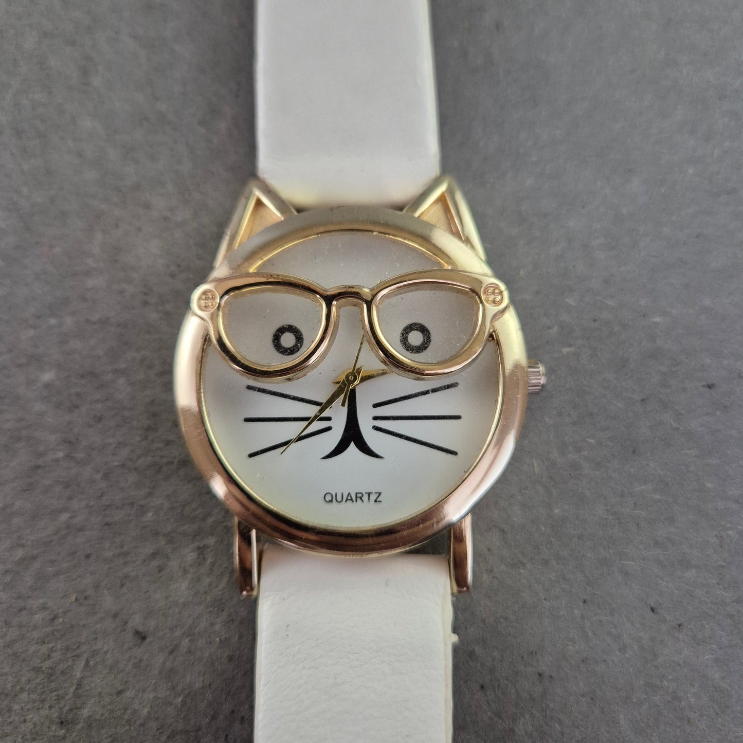 Lustige Damenarmband Uhr mit Katzenmotiv – Weißes Band & Brillen-Design