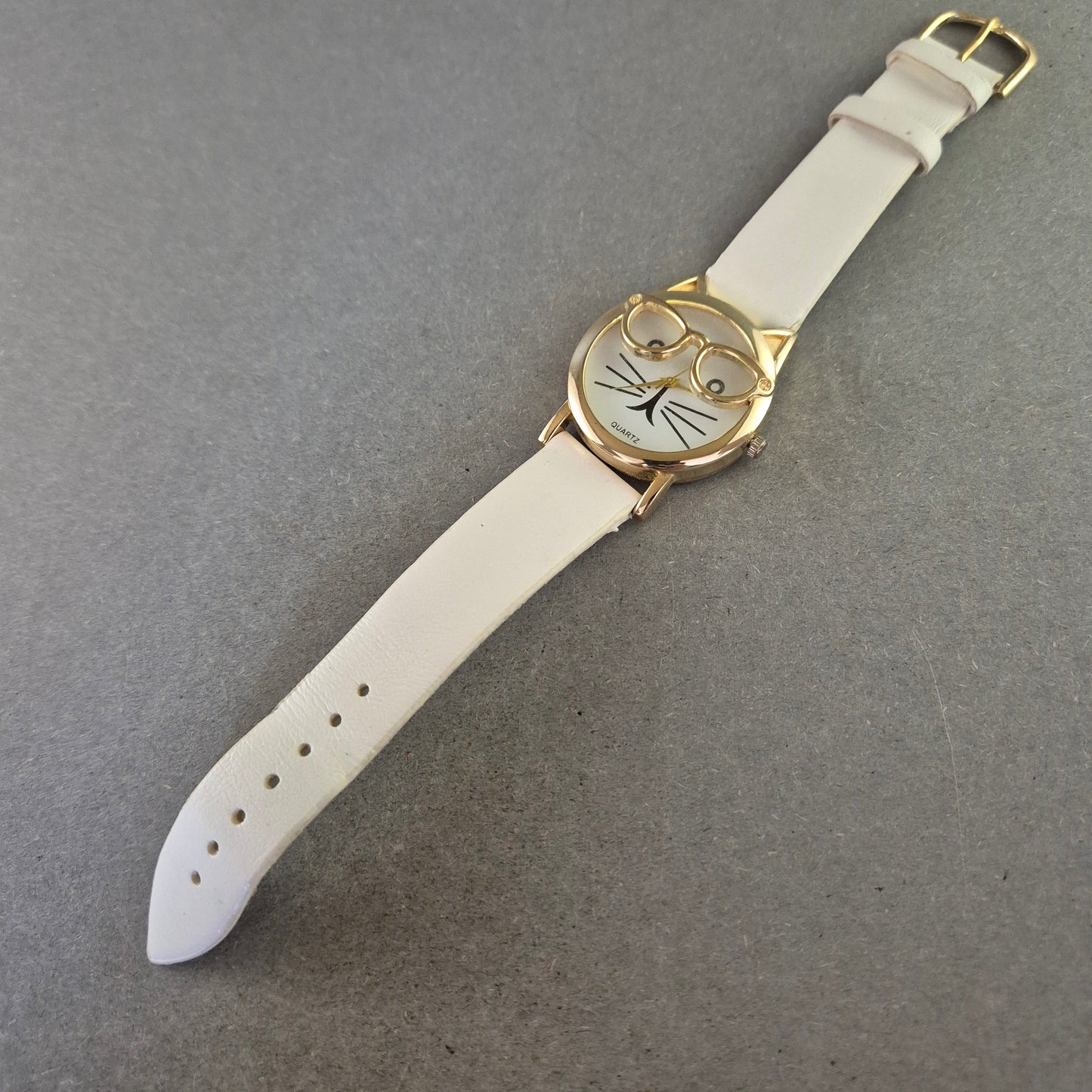 Lustige Damenarmband Uhr mit Katzenmotiv – Weißes Band & Brillen-Design