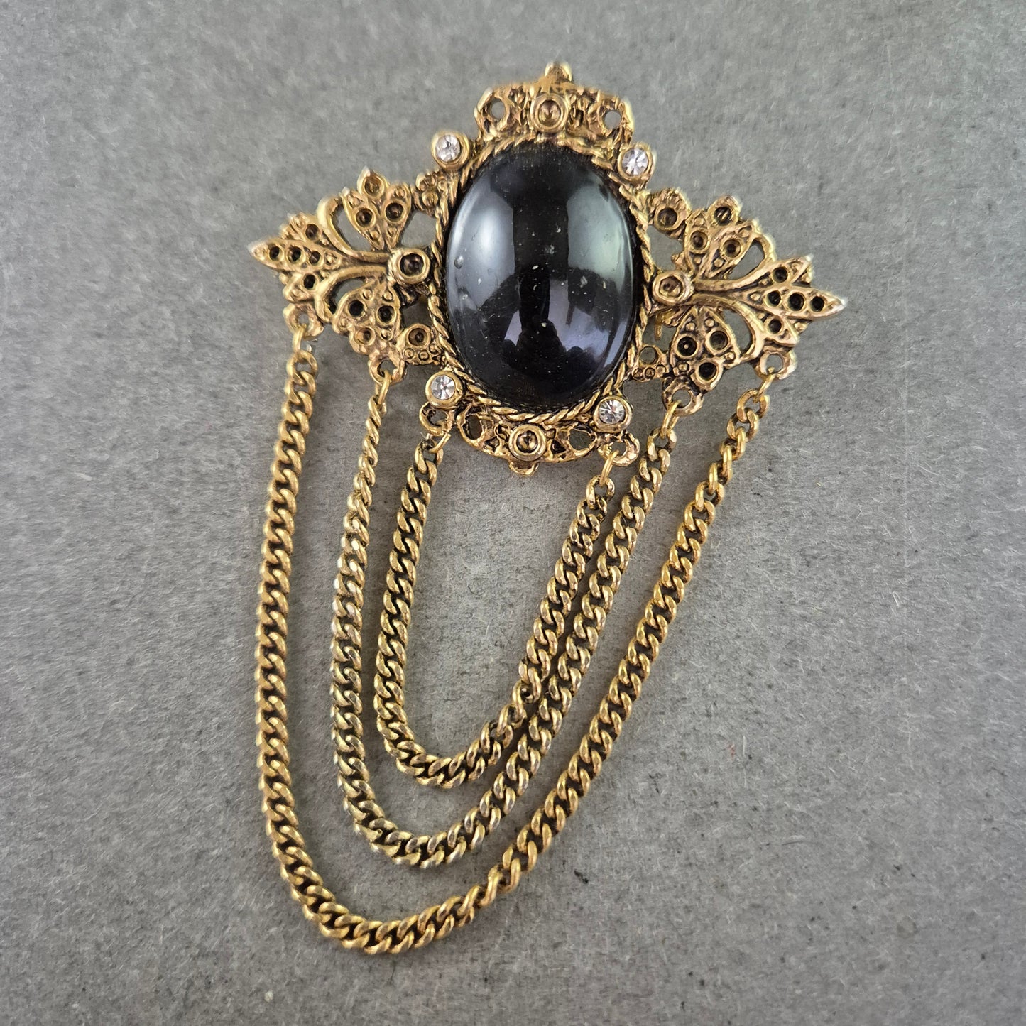 Antike Brosche im Barockstil – Schwarzer Cabochon & Kettendekor