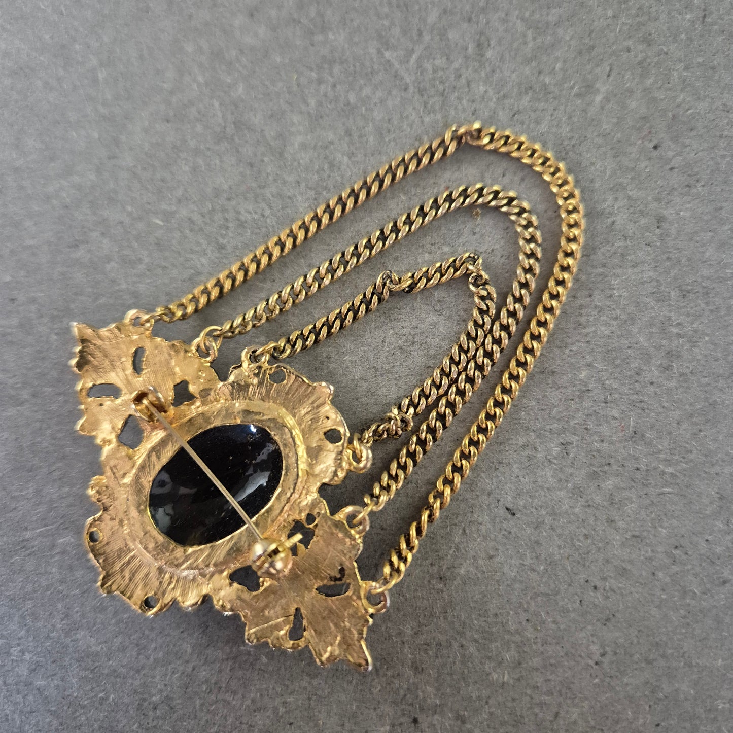 Antike Brosche im Barockstil – Schwarzer Cabochon & Kettendekor