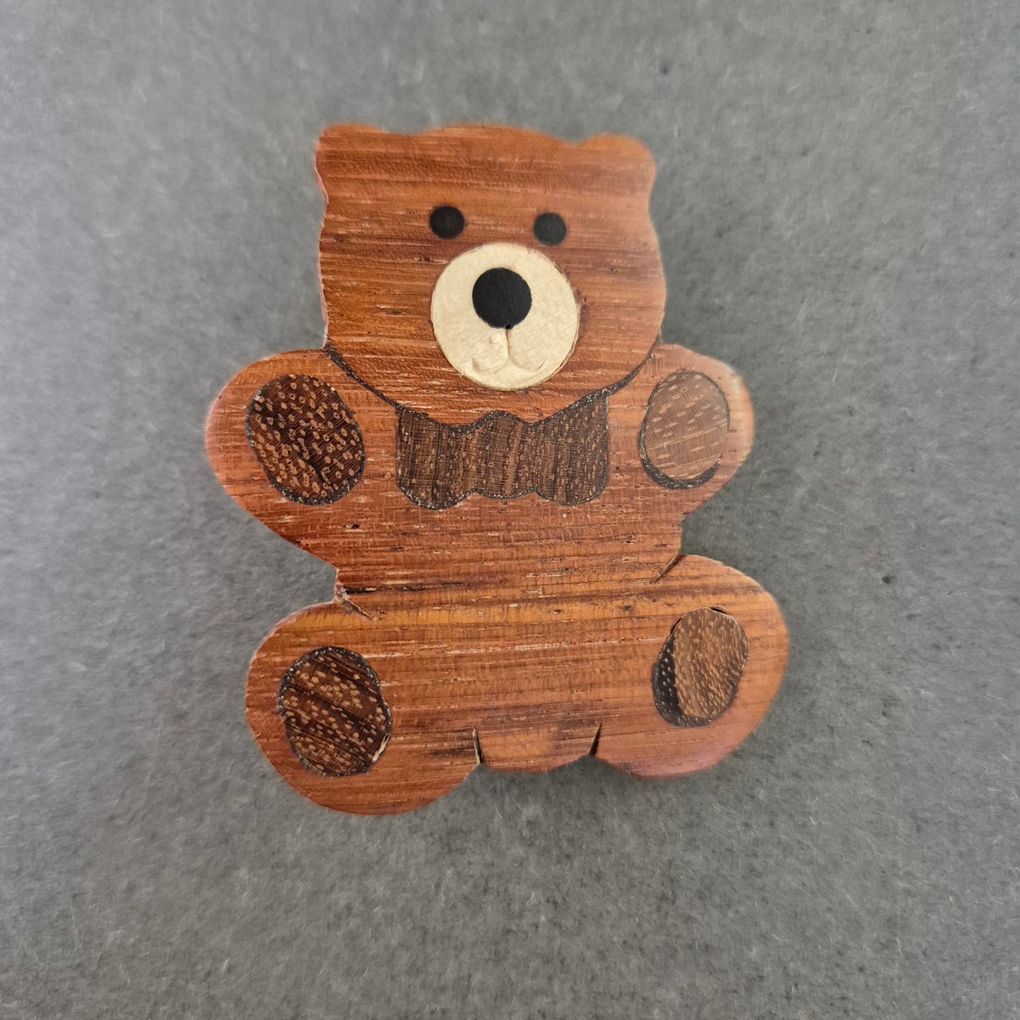 Handgemachte Holz-Brosche in Bärenform – Natürlich & verspielt