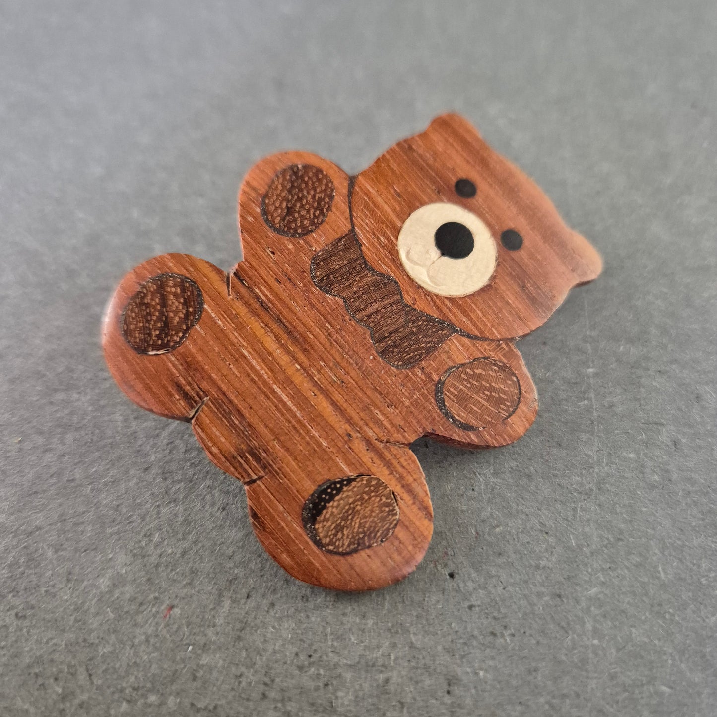 Handgemachte Holz-Brosche in Bärenform – Natürlich & verspielt