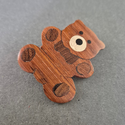 Handgemachte Holz-Brosche in Bärenform – Natürlich & verspielt