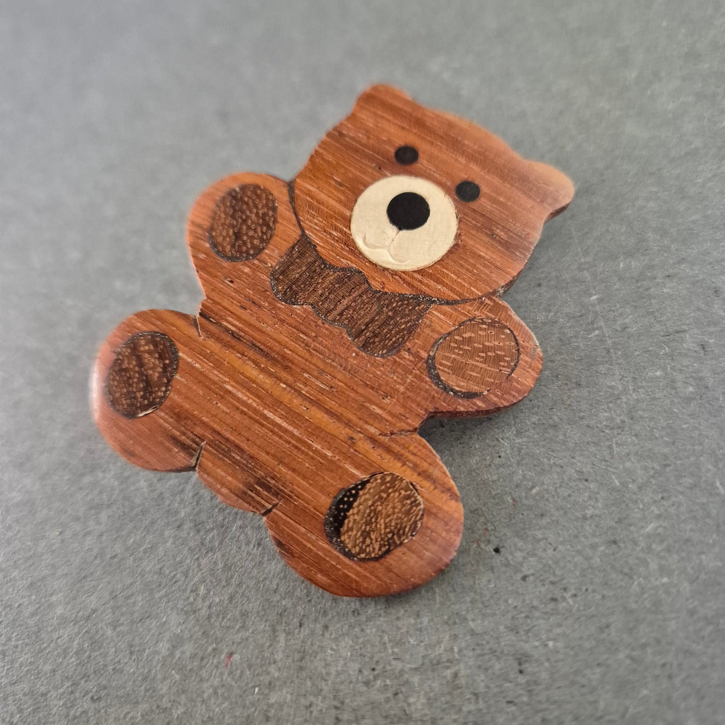 Handgemachte Holz-Brosche in Bärenform – Natürlich & verspielt