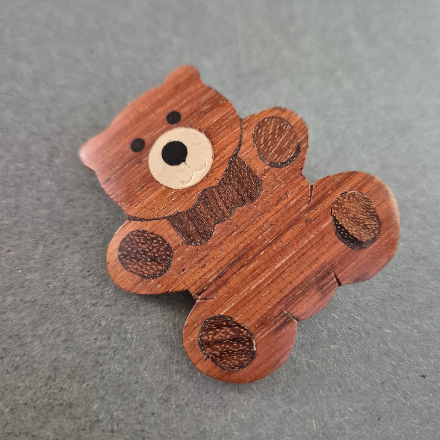 Handgemachte Holz-Brosche in Bärenform – Natürlich & verspielt