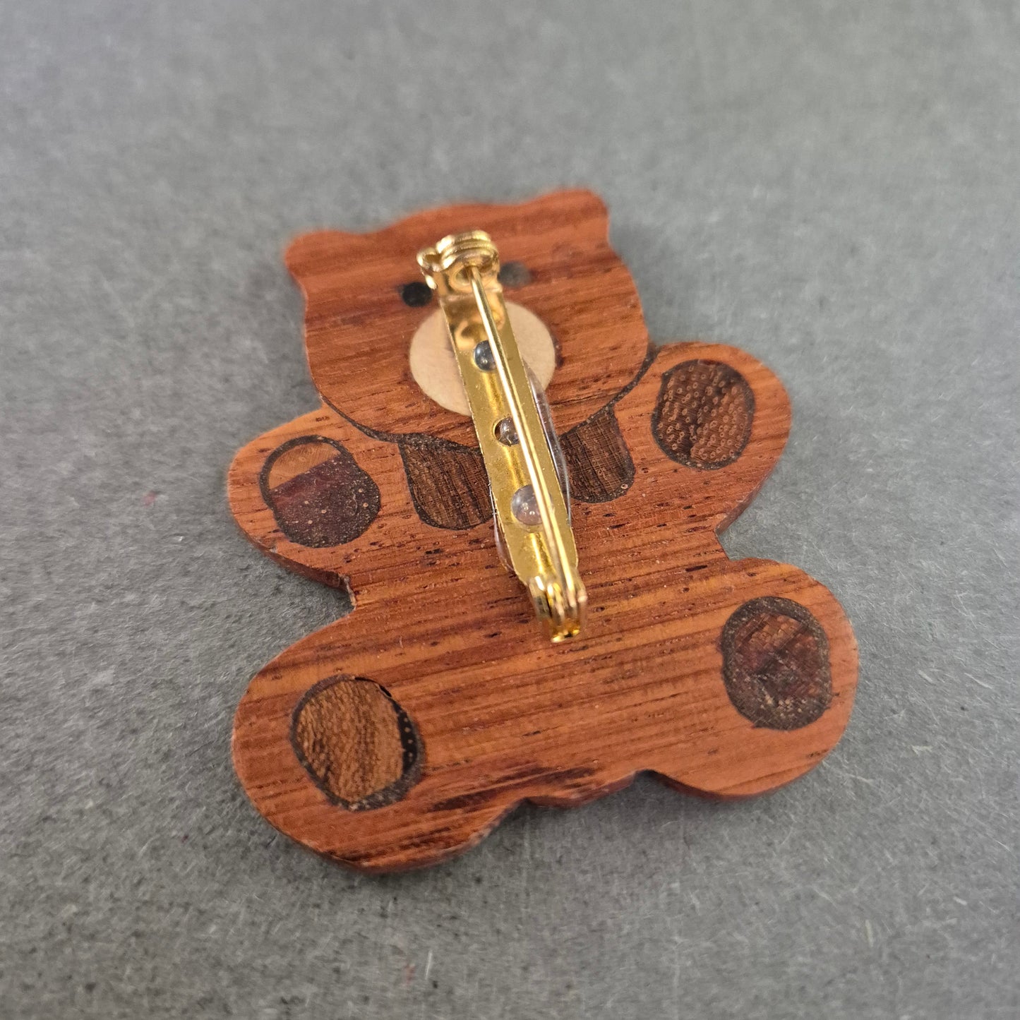 Handgemachte Holz-Brosche in Bärenform – Natürlich & verspielt