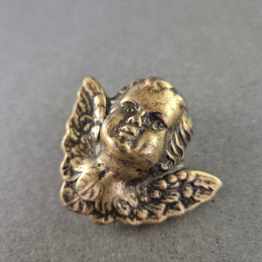 Antike Engel-Brosche im Barockstil – Patinierte Optik in Messing