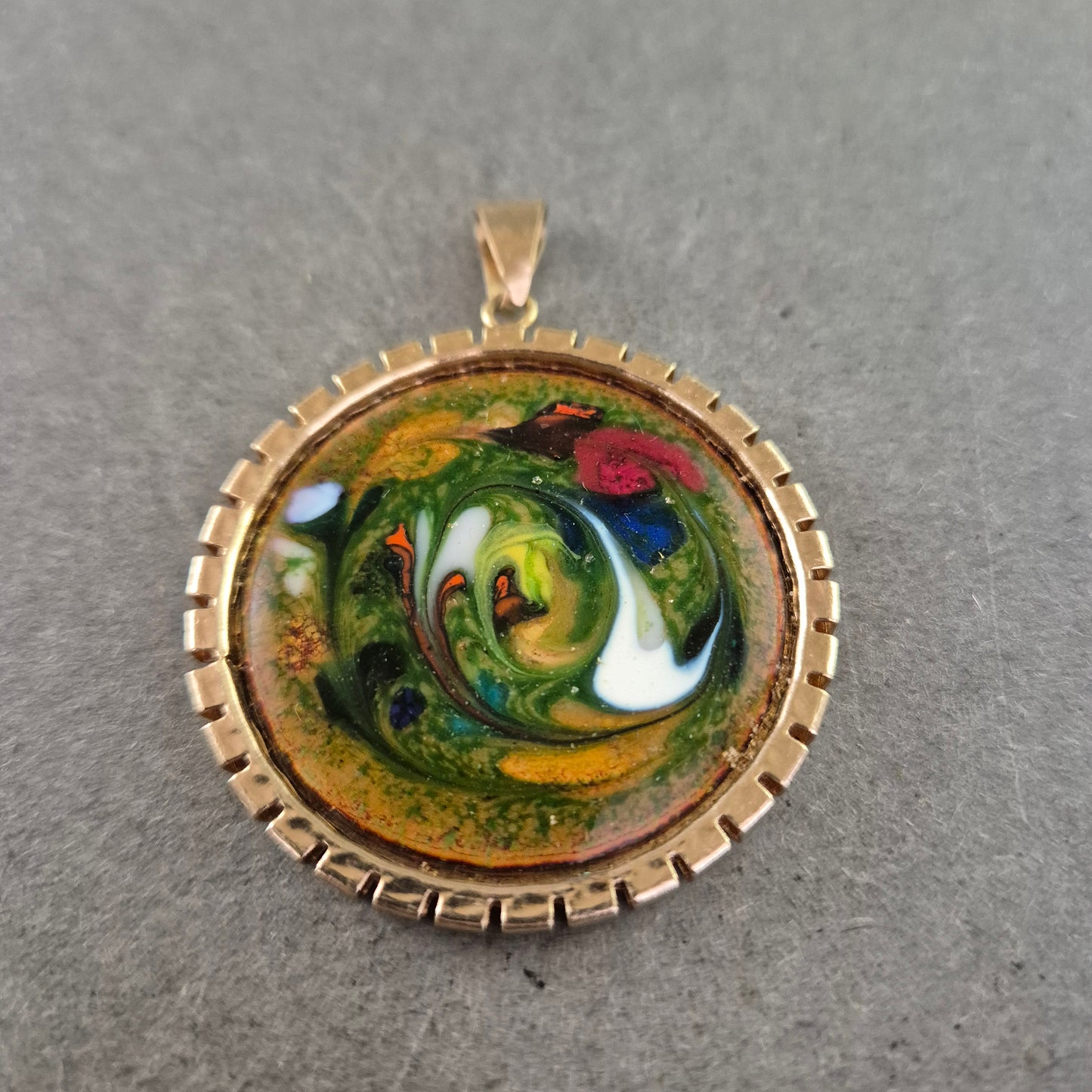 Bunte Vintage-Anhängerbrosche mit Wirbel-Design – Handbemalt & Einzigartig