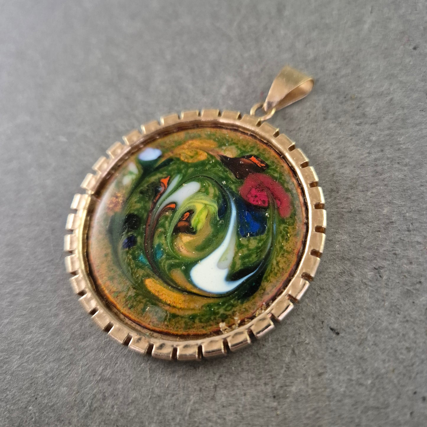 Bunte Vintage-Anhängerbrosche mit Wirbel-Design – Handbemalt & Einzigartig