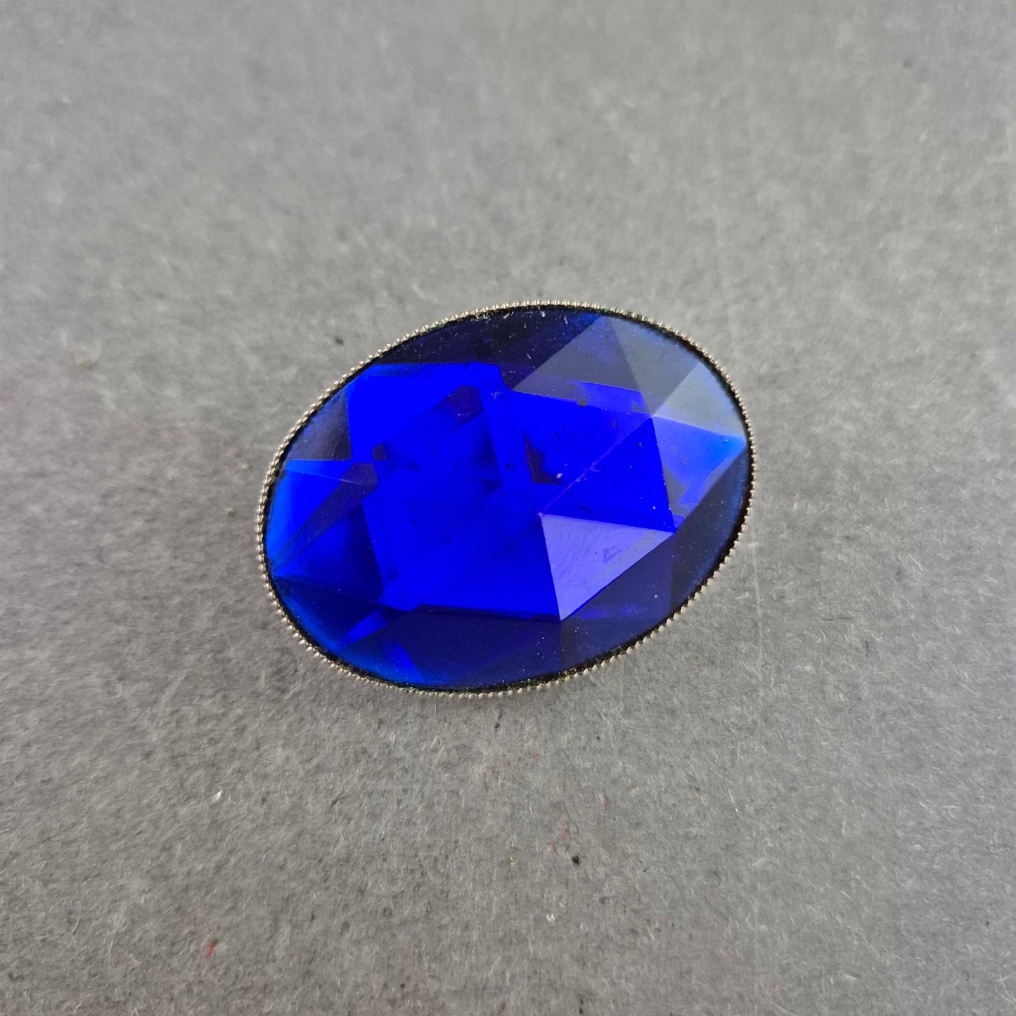 Auffällige Brosche mit großem blauen Glasstein – Eleganz im Vintage-Stil