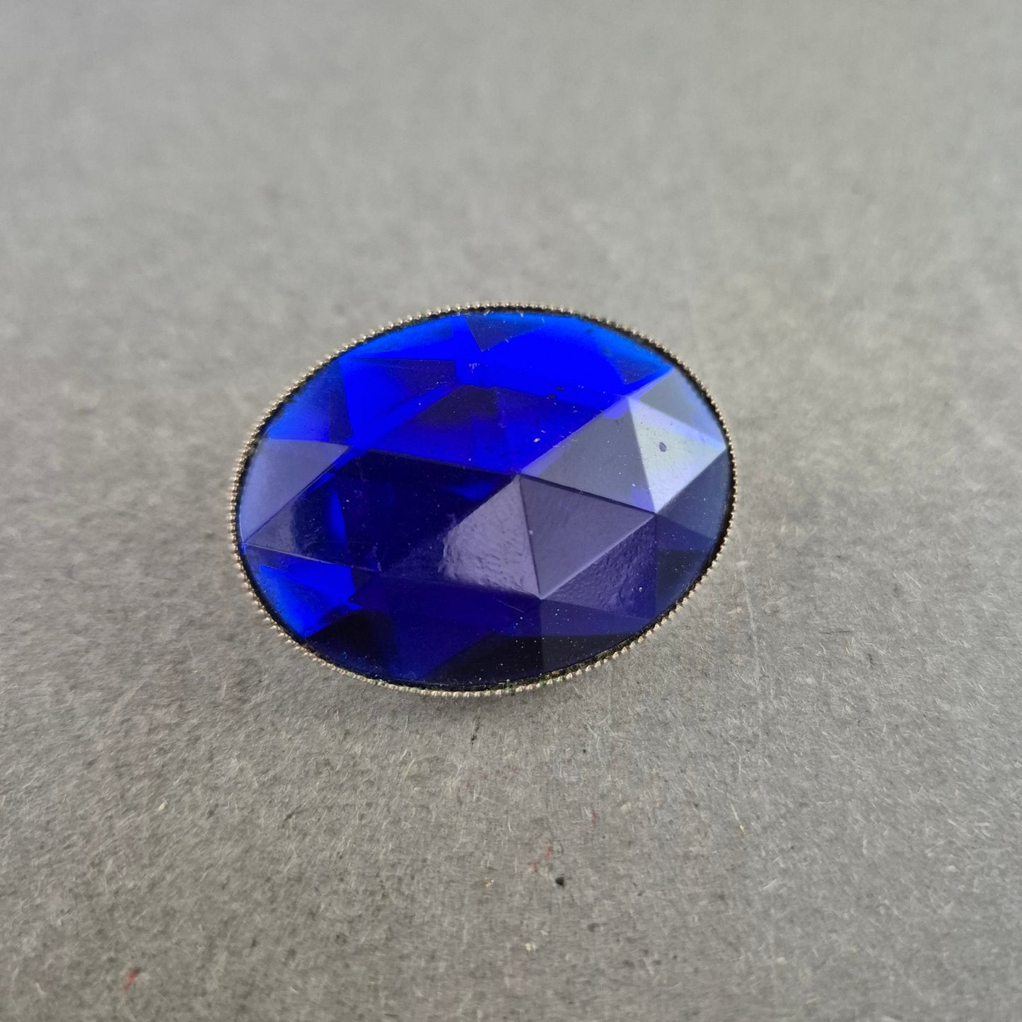 Auffällige Brosche mit großem blauen Glasstein – Eleganz im Vintage-Stil