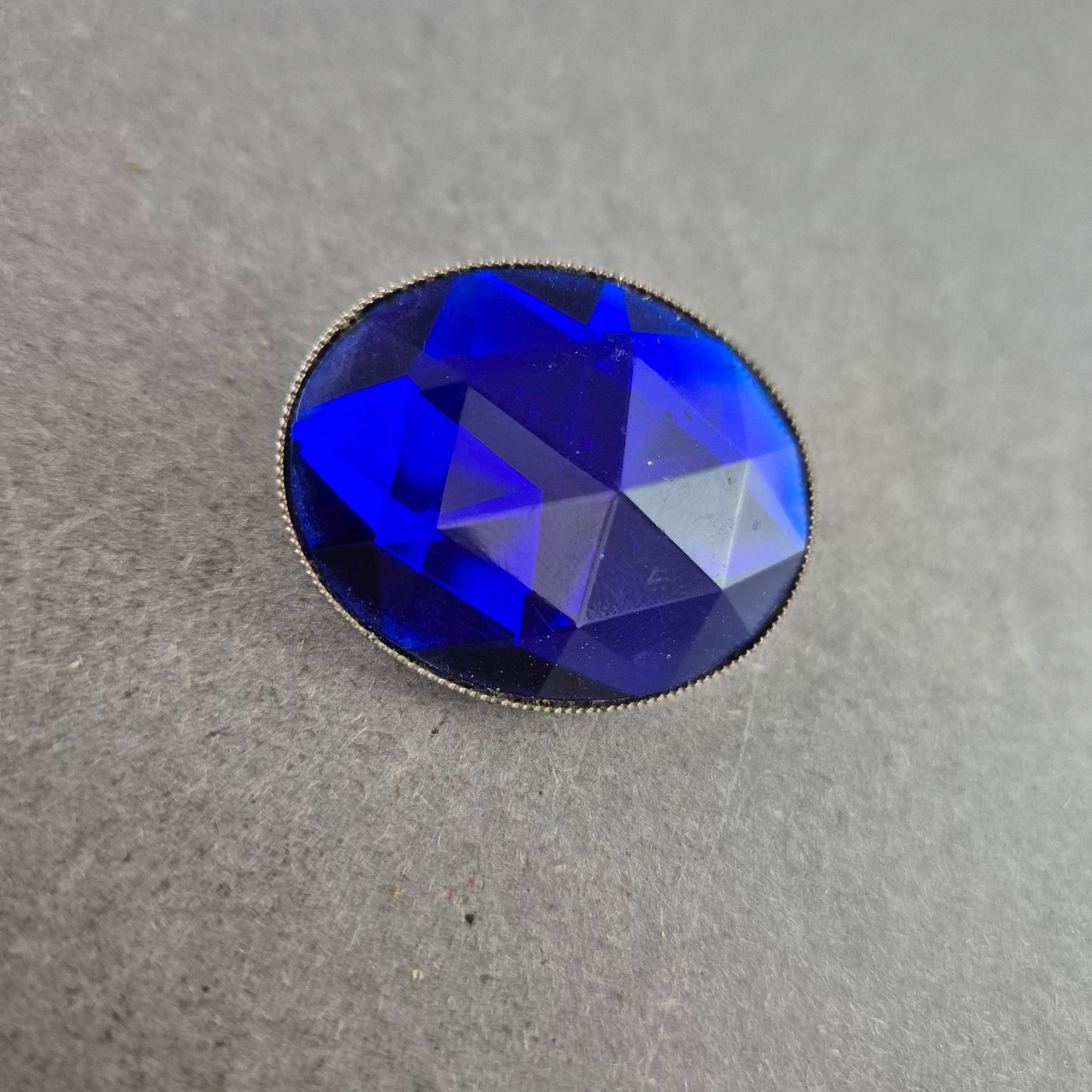 Auffällige Brosche mit großem blauen Glasstein – Eleganz im Vintage-Stil