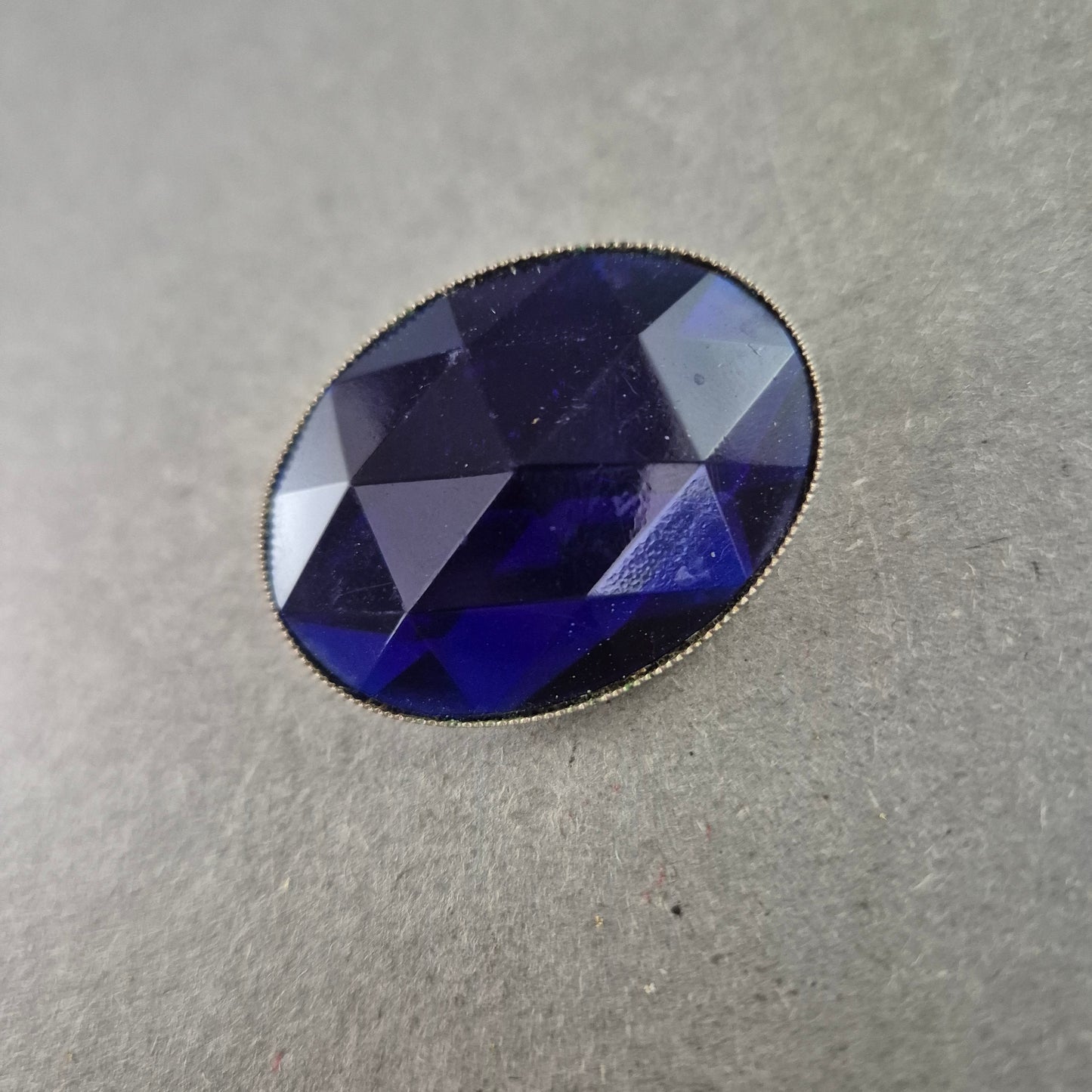 Auffällige Brosche mit großem blauen Glasstein – Eleganz im Vintage-Stil