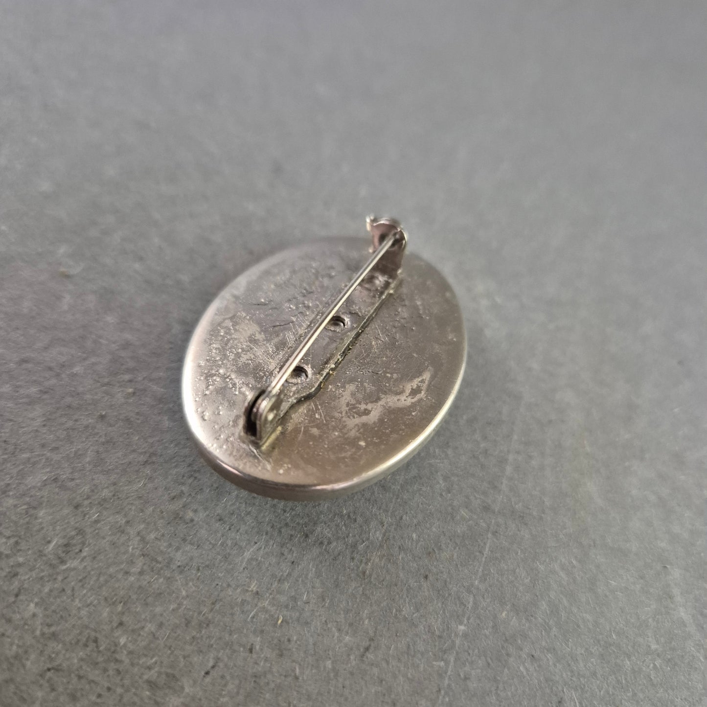 Auffällige Brosche mit großem blauen Glasstein – Eleganz im Vintage-Stil