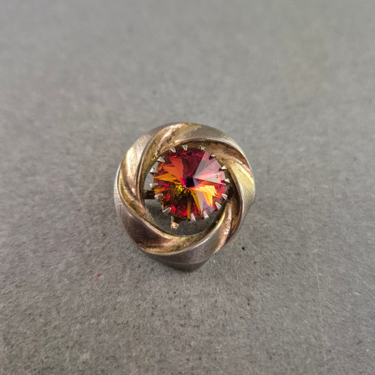 Vintage Brosche mit rotem Aurora-Stein – Eleganter Retro-Charme