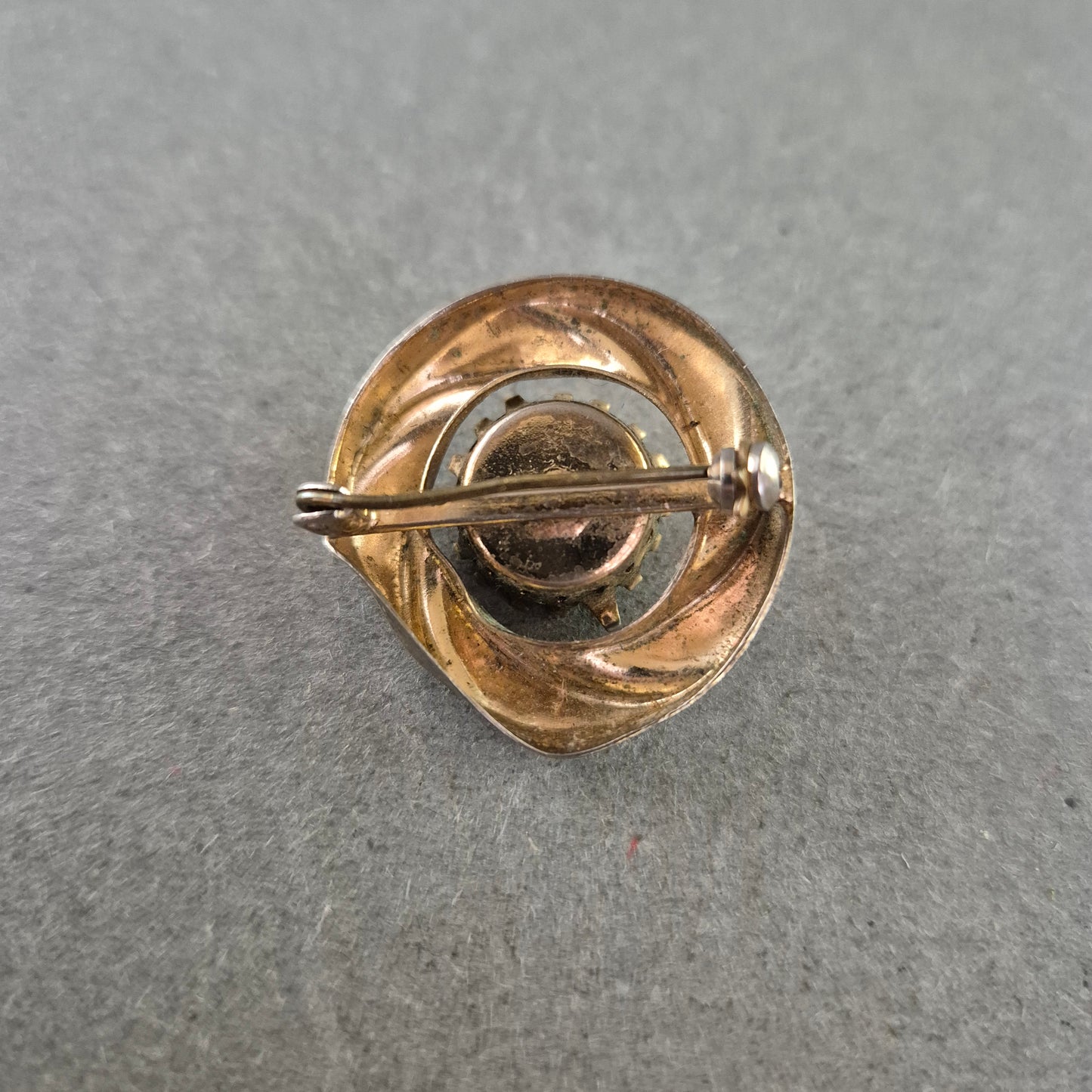 Vintage Brosche mit rotem Aurora-Stein – Eleganter Retro-Charme