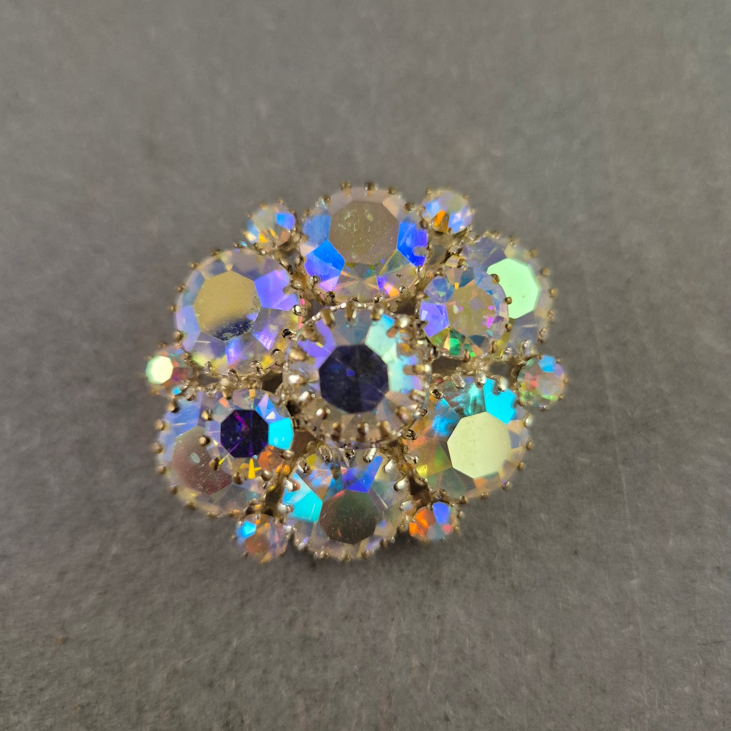 Vintage Aurora-Strassbrosche – Funkelnder Blickfang im Blumenstil