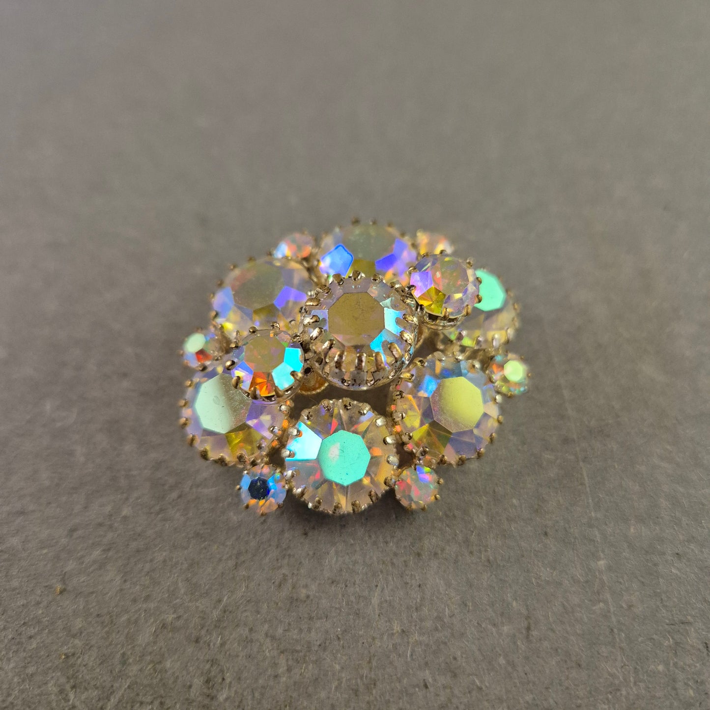 Vintage Aurora-Strassbrosche – Funkelnder Blickfang im Blumenstil