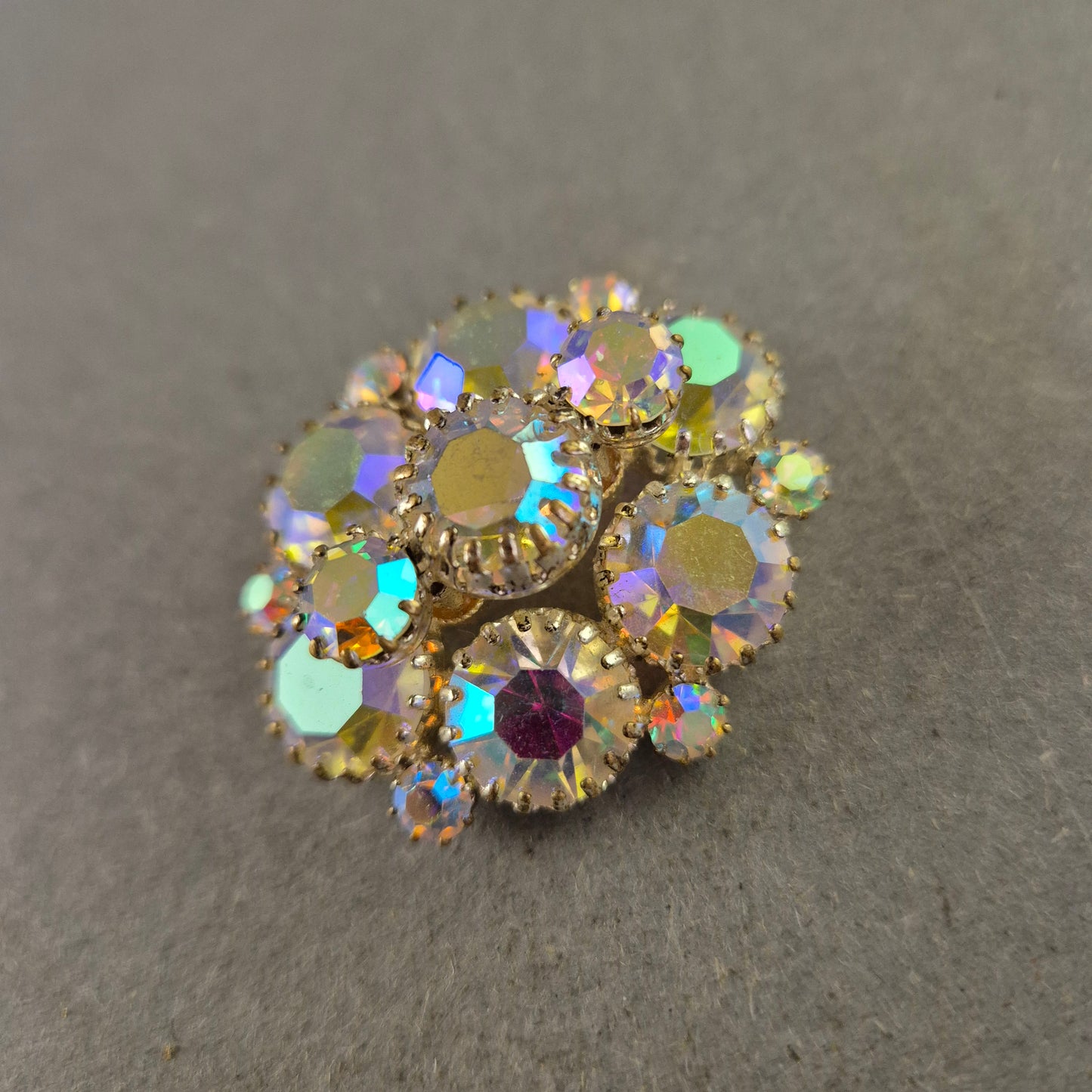 Vintage Aurora-Strassbrosche – Funkelnder Blickfang im Blumenstil