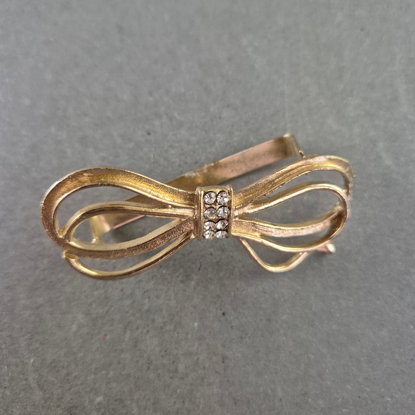 Vintage Schleifen-Brosche mit Strass – Femininer Glanz im Retro-Stil