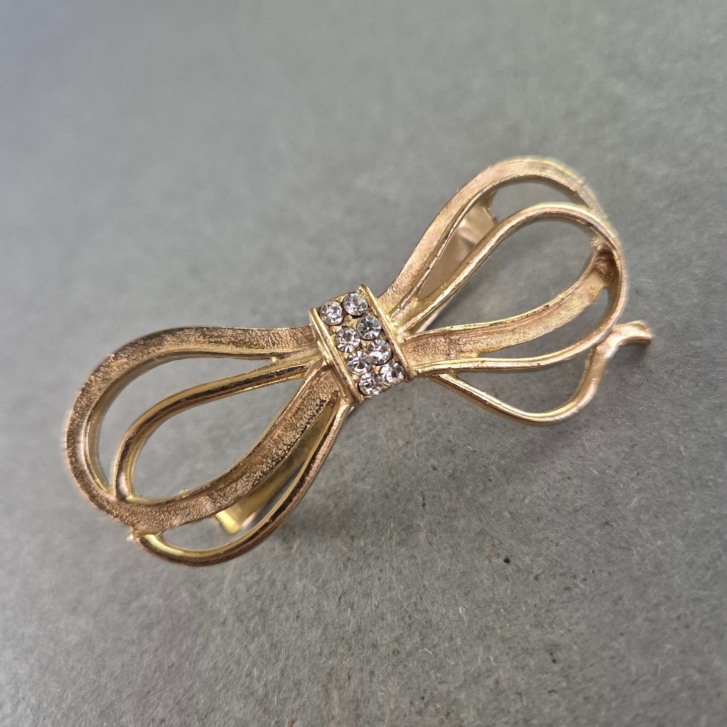 Vintage Schleifen-Brosche mit Strass – Femininer Glanz im Retro-Stil