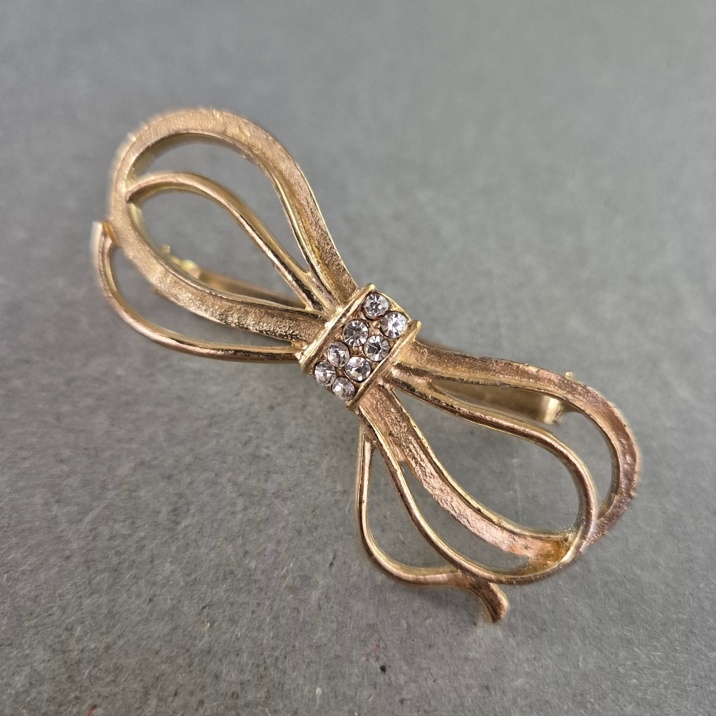 Vintage Schleifen-Brosche mit Strass – Femininer Glanz im Retro-Stil