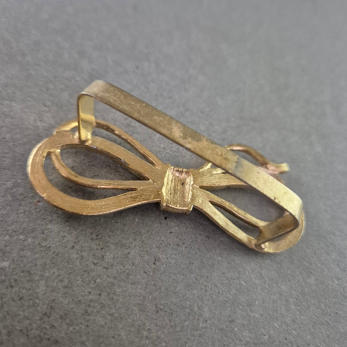 Vintage Schleifen-Brosche mit Strass – Femininer Glanz im Retro-Stil