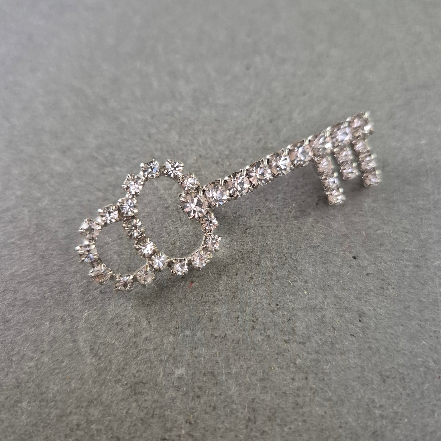 Strassbesetzte Schlüssel-Brosche – Glänzender Vintage-Chic