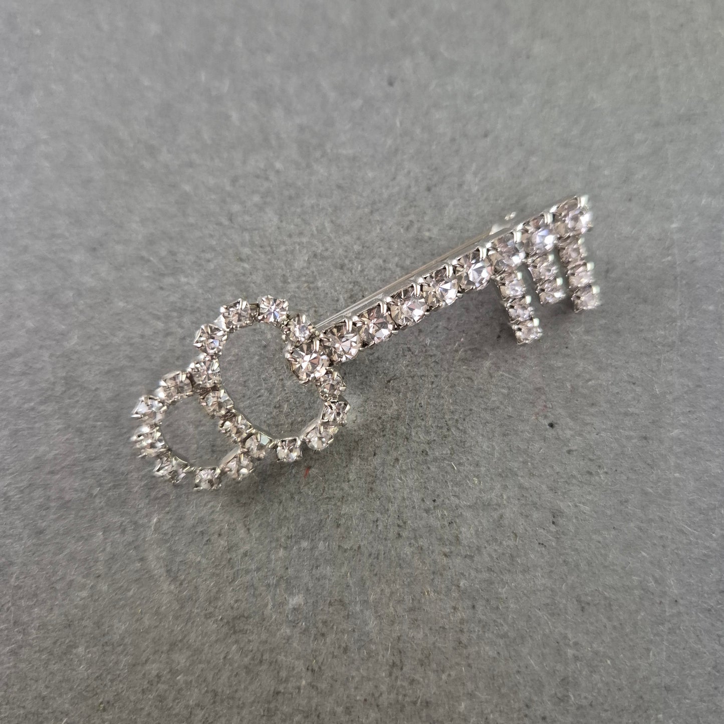 Strassbesetzte Schlüssel-Brosche – Glänzender Vintage-Chic