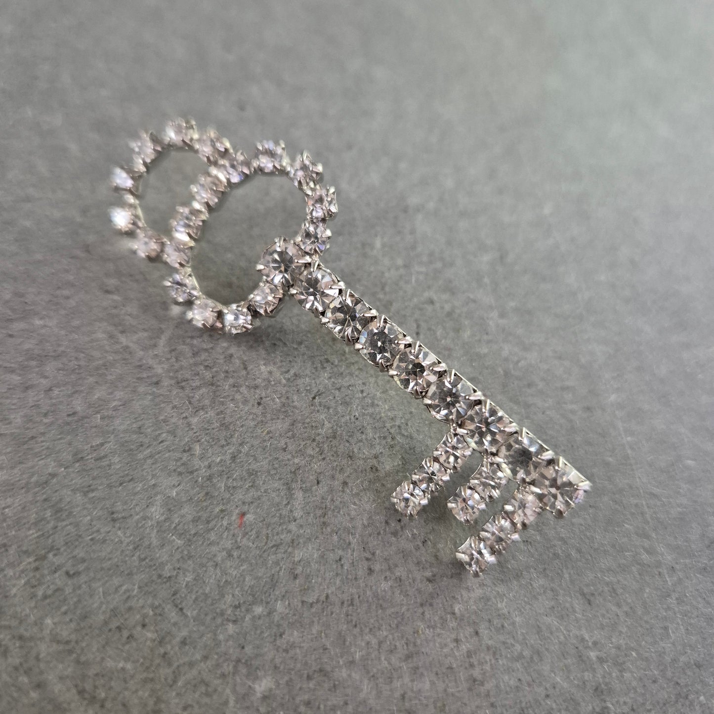 Strassbesetzte Schlüssel-Brosche – Glänzender Vintage-Chic