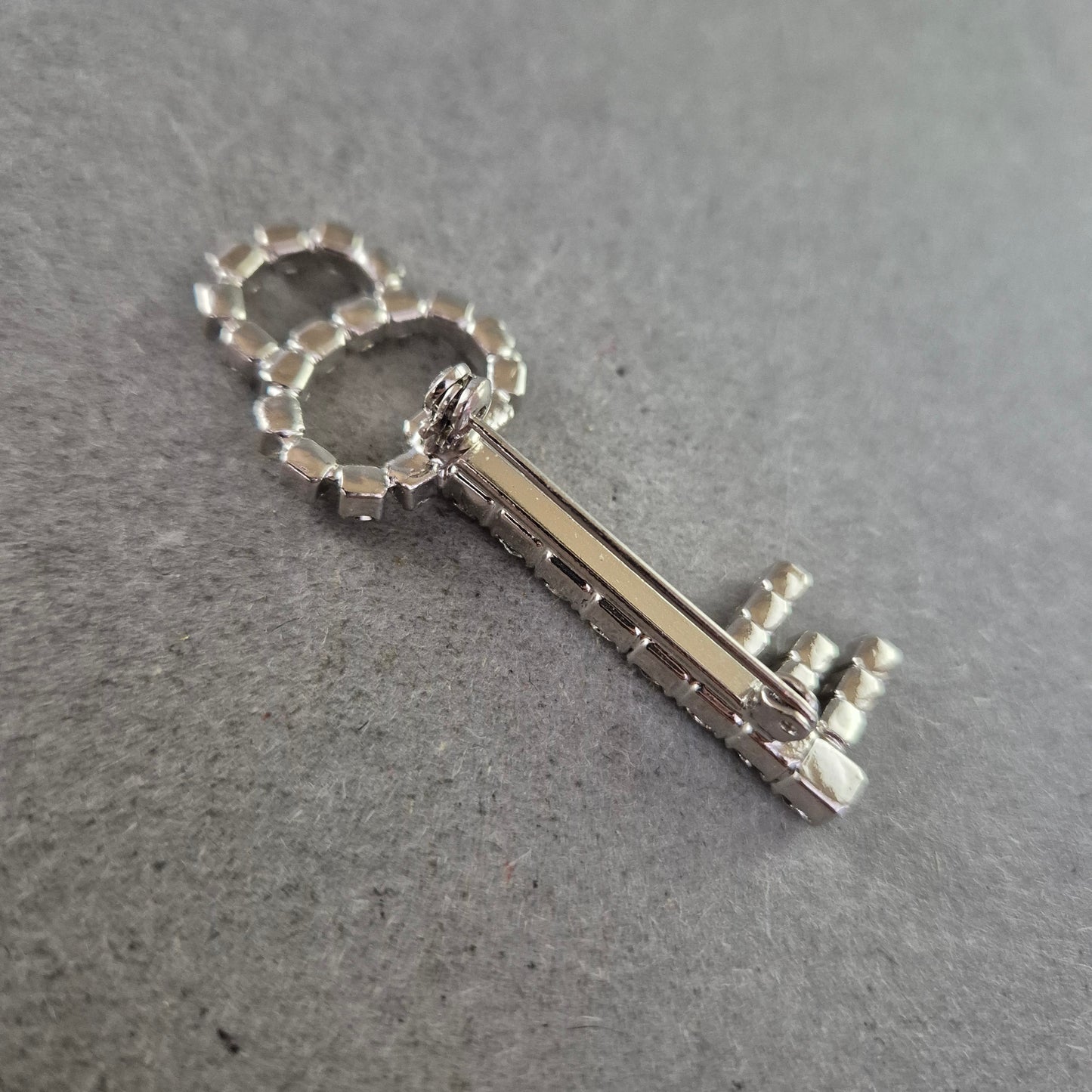 Strassbesetzte Schlüssel-Brosche – Glänzender Vintage-Chic