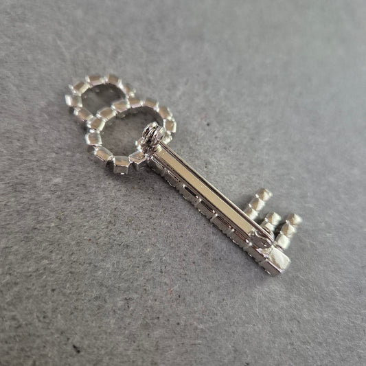 Strassbesetzte Schlüssel-Brosche – Glänzender Vintage-Chic