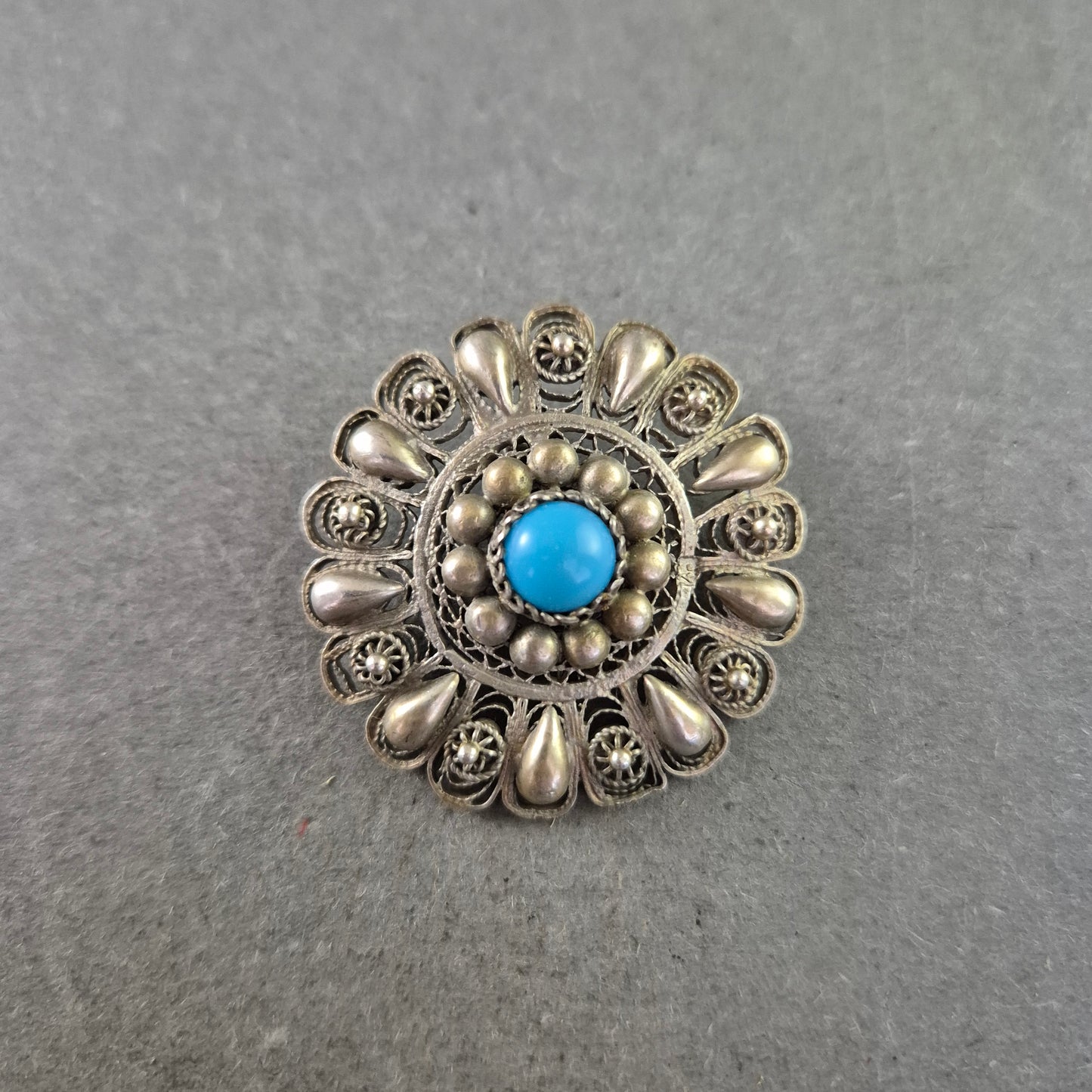 Silberbrosche mit Türkisstein – Traditionelles Design im Ethnostil