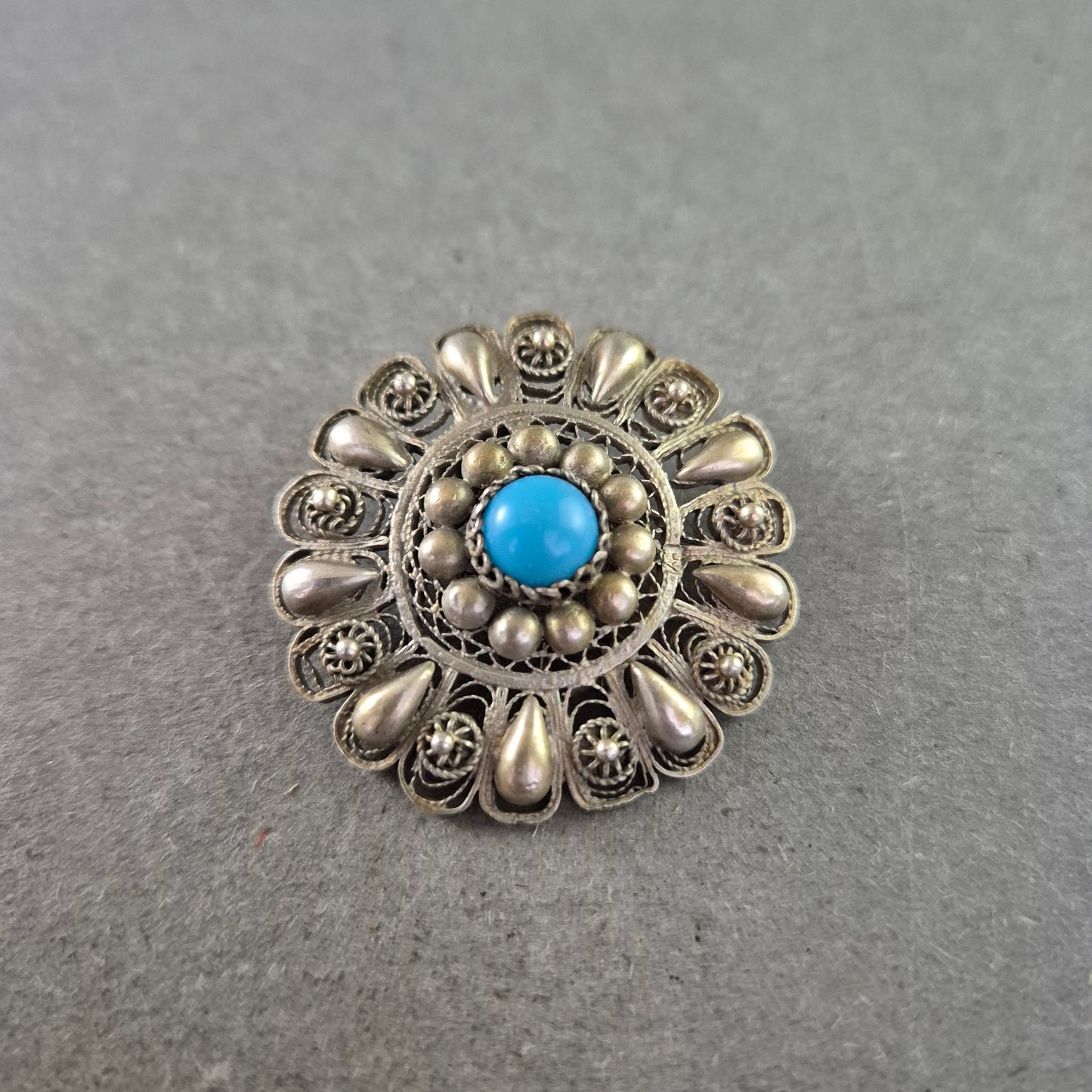 Silberbrosche mit Türkisstein – Traditionelles Design im Ethnostil