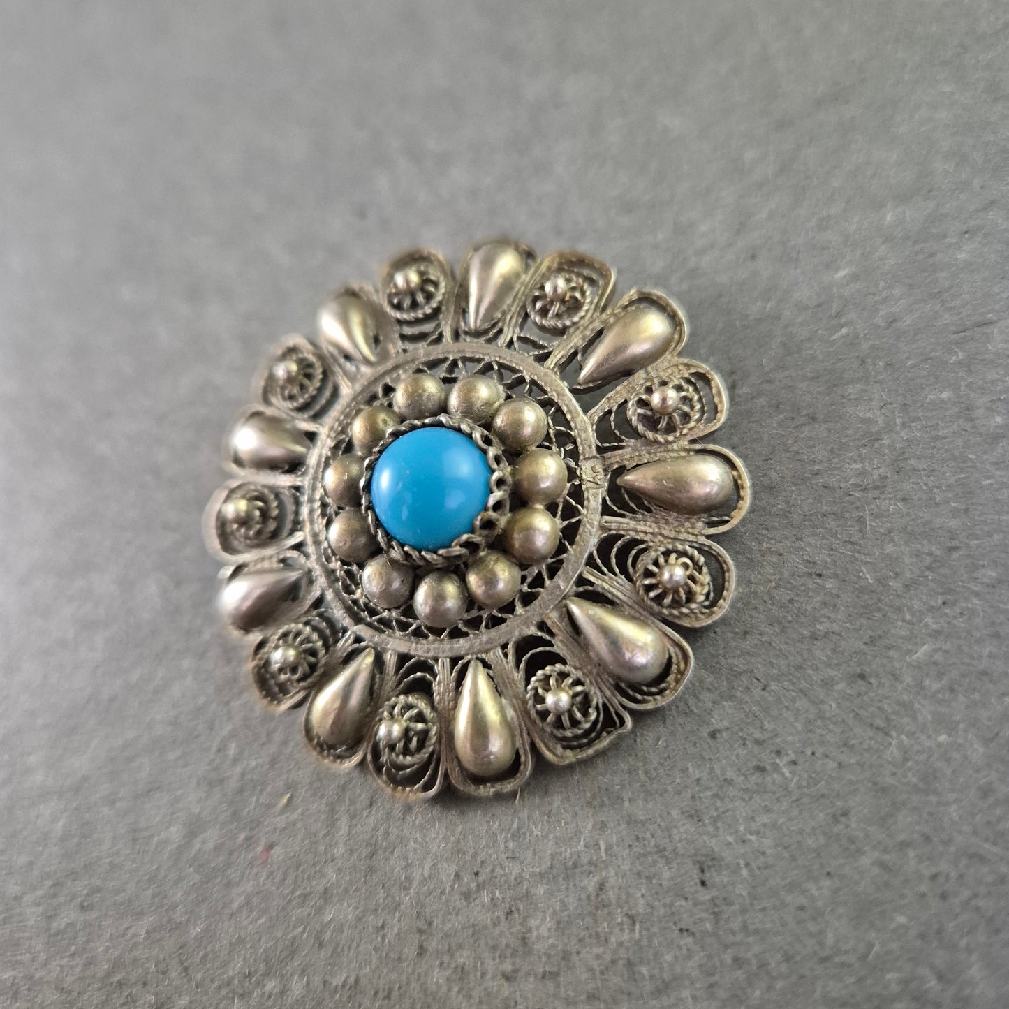 Silberbrosche mit Türkisstein – Traditionelles Design im Ethnostil