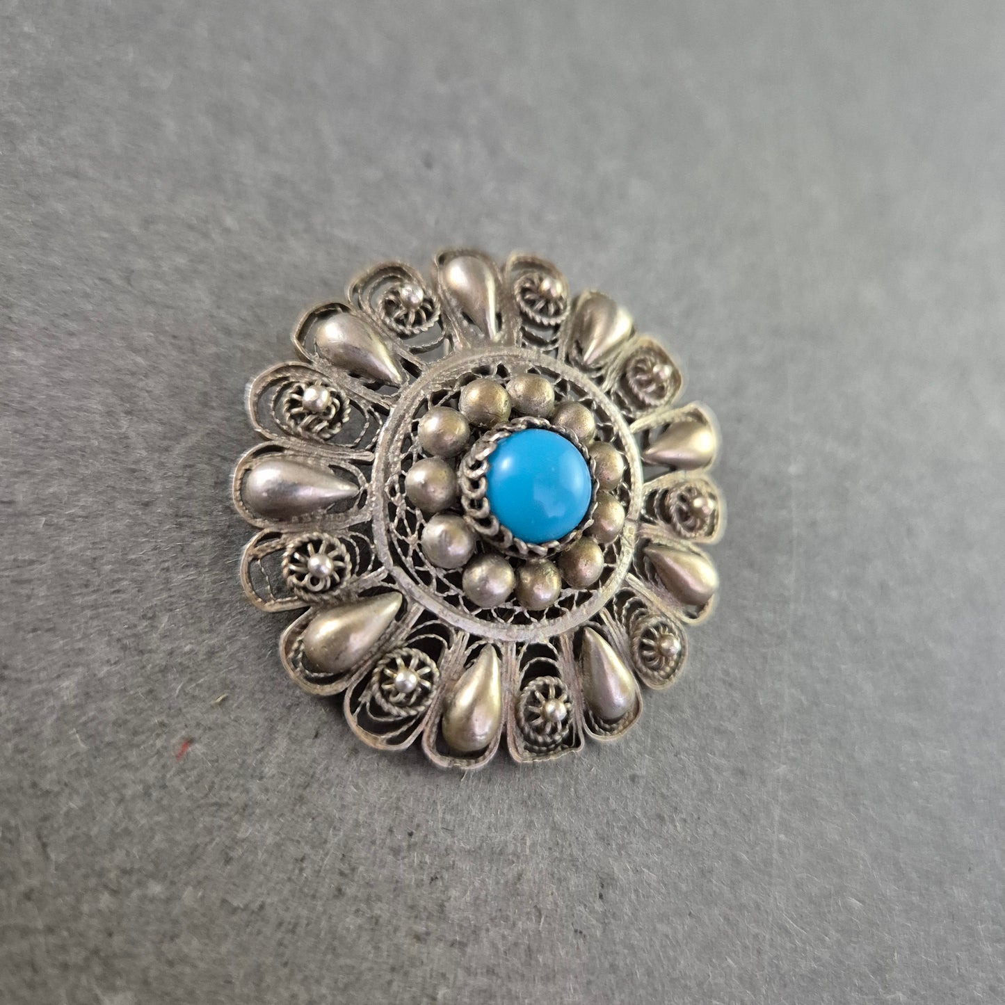 Silberbrosche mit Türkisstein – Traditionelles Design im Ethnostil