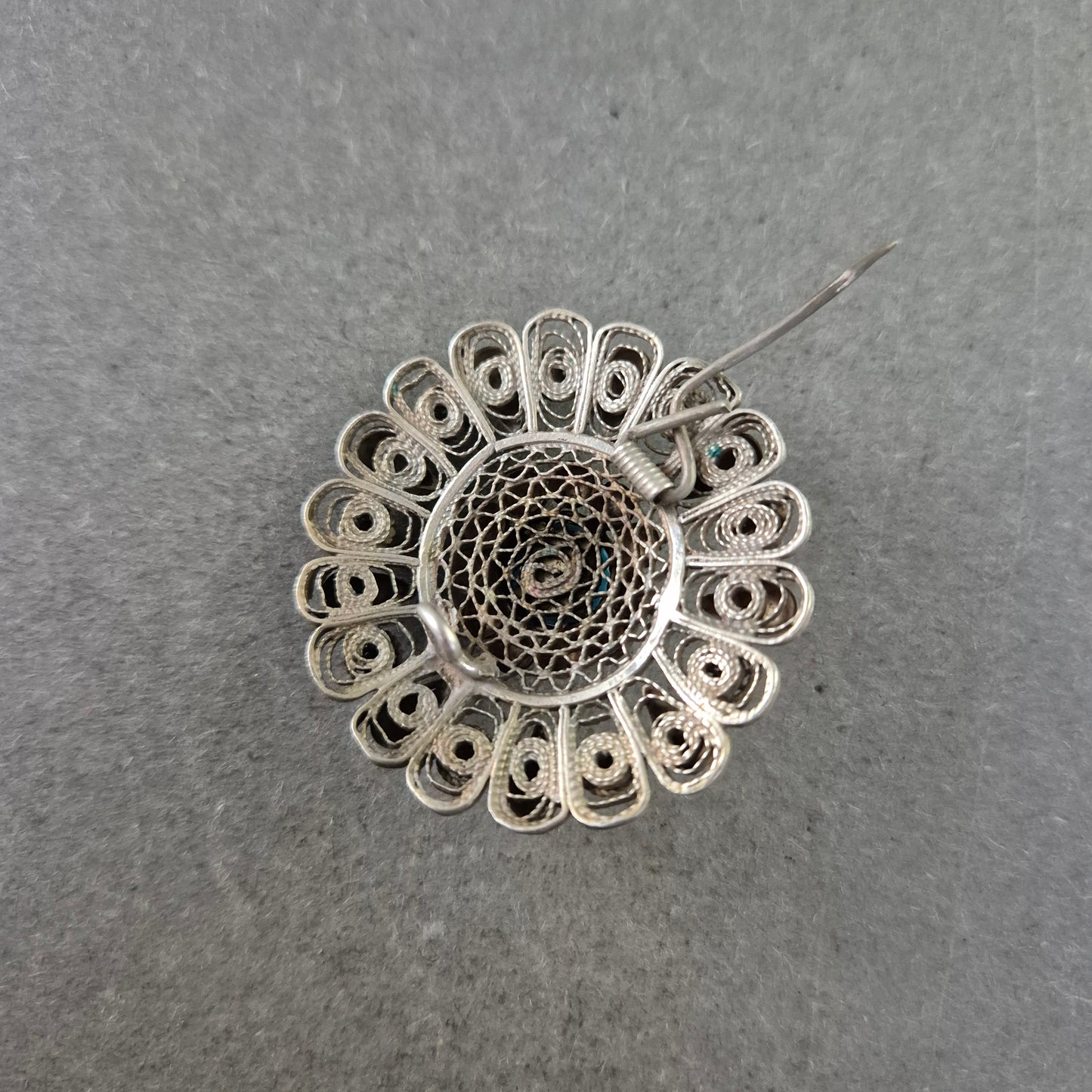 Silberbrosche mit Türkisstein – Traditionelles Design im Ethnostil