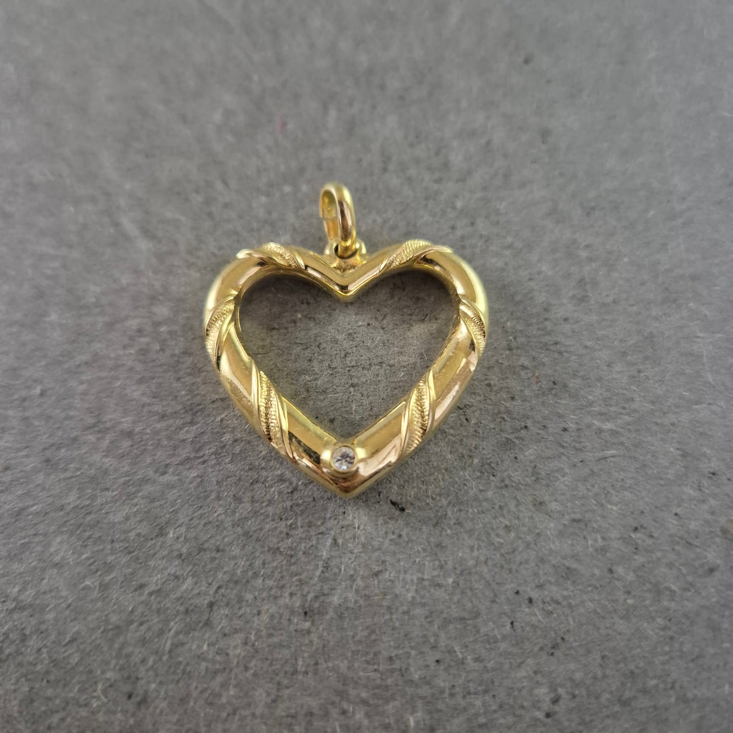 Goldfarbener Vintage Herz-Anhänger mit Kristall Akzent