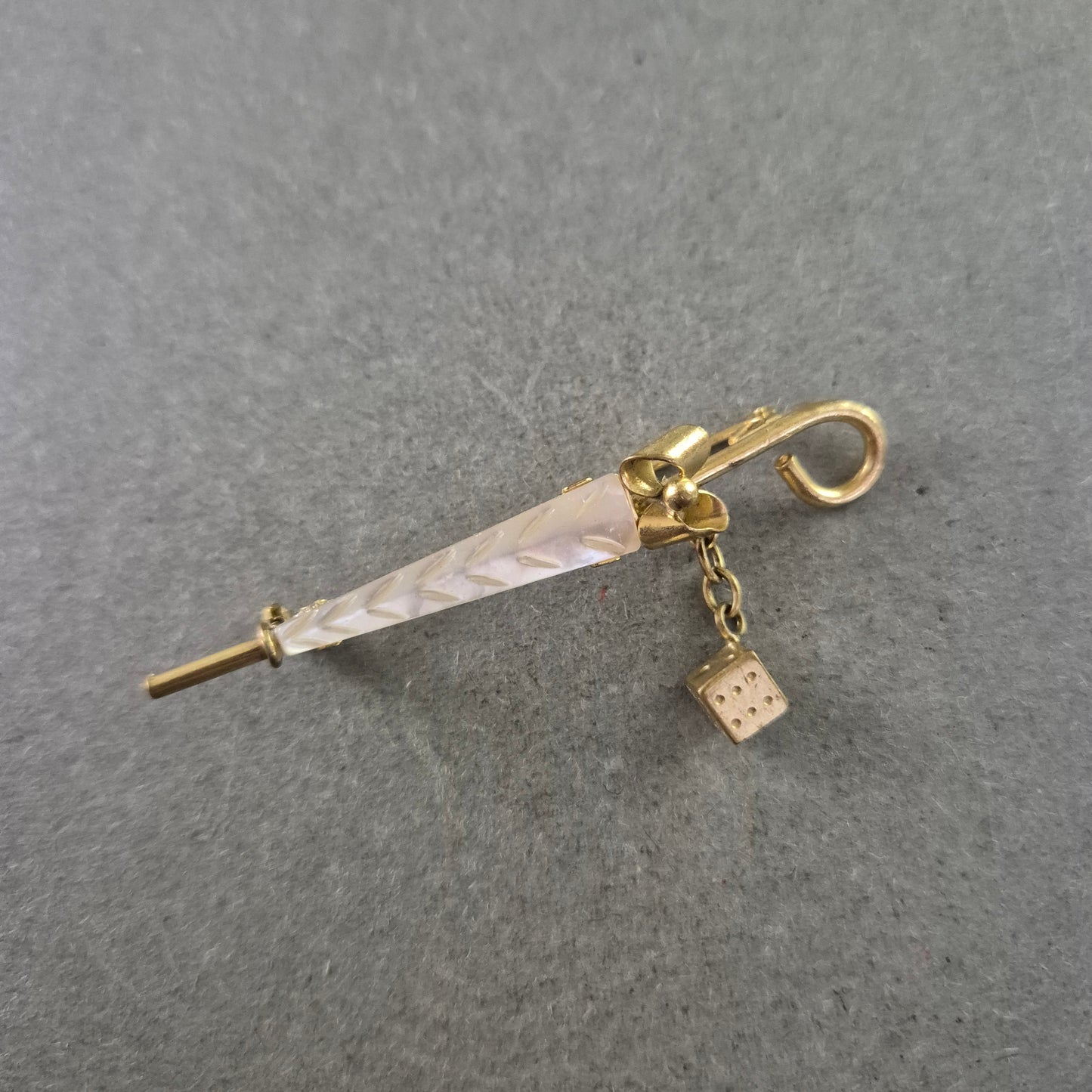 Vintage Regenschirm Brosche m. Würfel – Goldfarben & Charmant