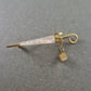 Vintage Regenschirm Brosche m. Würfel – Goldfarben & Charmant