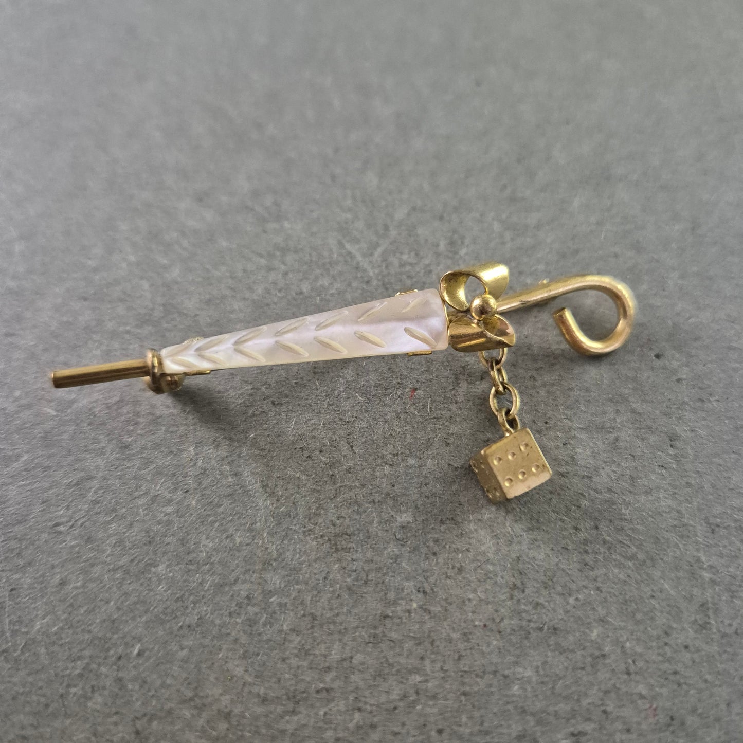 Vintage Regenschirm Brosche m. Würfel – Goldfarben & Charmant