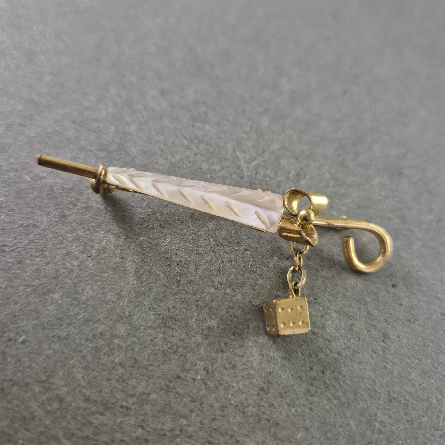 Vintage Regenschirm Brosche m. Würfel – Goldfarben & Charmant